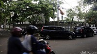 Beberapa mobil terparkir di depan rumah Nurhadi. Seperti diketahui, Nurhadi telah dicekal KPK terkait operasi tangkap tangan terhadap Panitera PN Jakpus Edy Nasution.