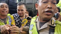 Dengan kawalan ketat petugas, mantan istri Dewi Persik itu menginjakkan kakinya di lantai PN dari LP Cipinang, tempat sementara dirinya ditahan. Foto: Noel