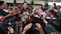 Kepala Badan Restorasi Gambut Nazir Foead memberikan keterangan pers saat keluar dari Gedung KPK, Jakarta, Kamis (21/4).