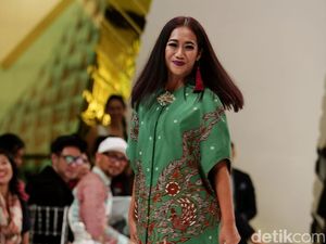 Foto: Gaya Eksentrik Nia Dinata Padukan Dress Batik dengan Boots