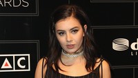 Lewat detail cut-out pada busananya, penyanyi asal Inggris itu pamer perut seksi. Donald Bowers/Getty Images/detikFoto.