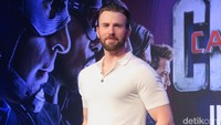 Chris Evans tampil casual dengan paduan t-shirt putih, memperlihatkan tubuh atletisnya.