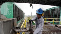 Seorang petugas memantau pipa cooling tower (pendingin).
