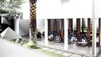 Selain beberapa mobil, ada dua Moge BMW yang terparkir di garasi rumah.