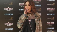 Rasanya di dadaku ada tamengmu gitu. Pertama dengar (akan interview Chris Evans) masa sih? Bener nggak?. Mau pakai baju apa. Tadinya mau disanggul, tapi ntar dikira mantenan, katanya ceplas ceplos.