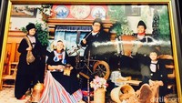 Ada foto Gus Dur, Megawati,  artis lawas Debby Sahertian, Maya Rumantir, Raffi Ahmad dan istrinya yakni Nagita Slavina. Bahkan ada Abraham Lunggana, alias Haji Lulung di sini (Niken/detikTravel)