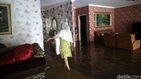 Hasnaeni menunjukan bagian rumahnya yang terendam banjir.