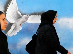 Polisi Moral Rahasia Iran Juga Dikritik Presiden Rouhani
