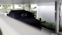 Sebuah mobil yang ditutupi selubung kain terparkir di garasi rumah.