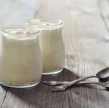 Yoghurt bisa mencegah bau mulut saat puasa.