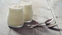 Produk susu seperti yogurt dan susu mengandung asam laktat dan kalsium mineral fortel-fortifying, yang tidak hanya memutihkan gigi, tapi juga memperkuatnya. Foto: Thinkstock