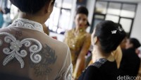 Peserta lomba kebaya mendapat arahan.
