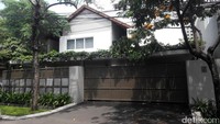 Foto di atas merupakan rumah mantan Sekretaris Mahkamah Agung (MA) Nurhadi. KPK pernah menggeledah rumah tersebut dan saat itu KPK menemukan uang Rp 1,7 miliar serta dokumen yang dibuang di lubang toilet (Foto: Edward/detikcom)