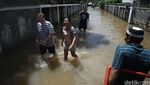 Korban Banjir Dievakuasi dengan Perahu Karet