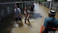 Sejumlah WNA menerobos banjir.