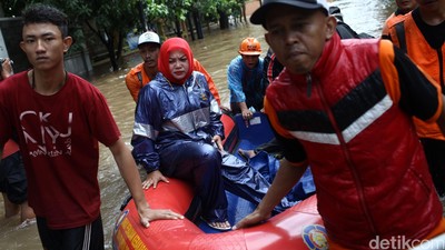 Korban Banjir Dievakuasi dengan Perahu Karet