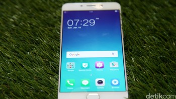 Di Oppo F1 Plus nuansa premium tetap kental berkat penggunaan material magnesium alloy yang diusung. 