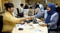 Untuk menyemarakkan acara ini, para frontliner BNI juga mengenakan pakaian daerah atau pakaian/kebaya nasional khusus di Hari Kartini untuk menampilkan kekayaan budaya di Indonesia.