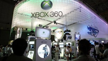Dalam ajang Tokyo Game Show 2006 yang diselenggarakan di Jepang ini, Microsoft merilis perangkat terbaru seperti HD DVD drive add-on. Foto: GettyImages