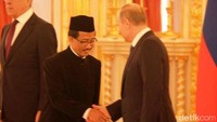 Dubes Wahid berjabat tangan dengan Presiden Putin. (Dokumentasi KBRI Moskow).