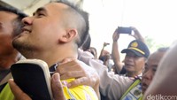 Ipul memberi salam saat disorot media. Dia tampak tenang dan selalu menebar senyuman. Foto: Noel