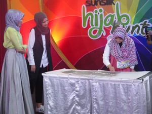 Saat Pelukis Pasir Gambar Sosok Ibu di Audisi Sunsilk Hijab Hunt Yogyakarta