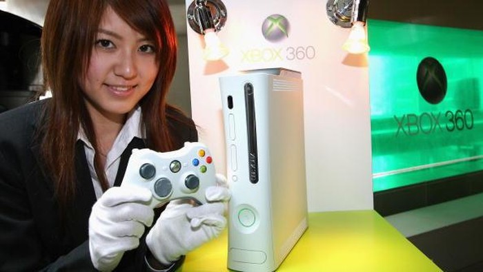 TOKYO - MAY 13: Microsofts new Xbox360 game console is introduced during a press preview on May 13, 2005 in Tokyo, Japan. The machine is equipped with IBMs PowerPC on its CPU, 20GB HDD and 512MB RAM, and has a wireless controler. (Photo by Koichi Kamoshida/Getty Images)