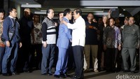 Jaksa Agung Prasetyo berjabat tangan dengan Kepala BIN Sutiyoso saat menjemput Samadikun di Bandara Halim Perdanakusuma.