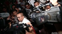 M Taufik berjalan menuju mobilnya yang menunggu di depan gedung KPK.