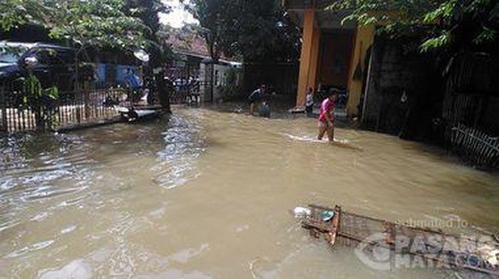 Genangan Air 30 Cm Melanda Jalan Asafiyah Cipayung Jaktim