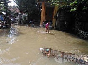 Genangan Air 30 Cm Melanda Jalan Asafiyah Cipayung Jaktim