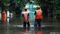 Petugas tengah memantau kondisi banjir.