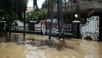 Kondosi di depan rumah Hasnaeni di Wanita Emas.
