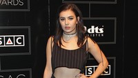 Mengenakan pinstripe jumpsuit hitam, Charli XCX jadi sorotan fotogarfer. Donald Bowers/Getty Images/detikFoto.
