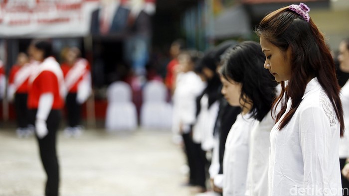 Ratusan penghuni rumah tahanan (Rutan) Wanita Pondok Bambu mengikuti upacara bendera. Upacara itu bagian dari peringatan perayaan Hari Kartini.