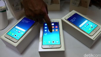 Sayang prosesornya terkesan spec-down karena sekarang Oppo memilih pakai MediaTek Helio P10 ketimbang Snapdragon 616 yang dipakai Oppo F1.