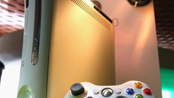 Konsol game Microsoft Xbox 360 pertama kali diperkenalkan pada tahun 2005 di Tokyo, Jepang. Konsol ini dilengkapi dengan PowerPC IBM pada CPU, 20GB HDD dan RAM 512MB, dan memiliki kontroler nirkabel. Foto: GettyImages