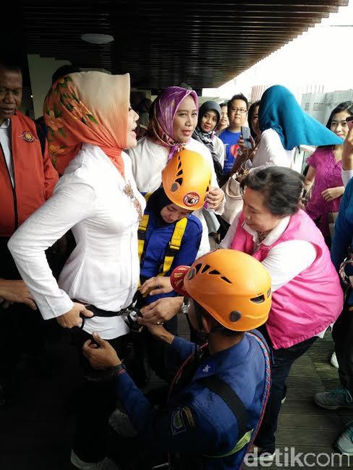 Aksi di Hari Kartini, Istri Ridwan Kamil Terjun Pakai Tali dari Lantai 4 Hotel