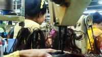 Sebanyak 10.696 perempuan pekerja pabrik rambut palsu tersebut juga berhasil memecahkan rekor MURI dengan mengenakan kebaya saat bekerja.