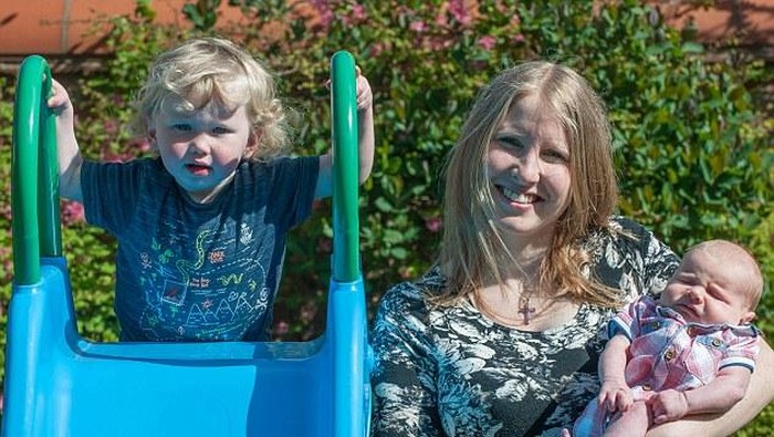 Ini Oliver dan Isaac, si Kembar yang Usianya Terpaut Dua Tahun