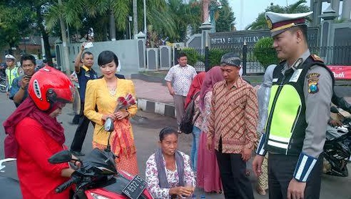 Pengguna Jalan Dapat Gratis Jamu Gendong Peringati Hari Kartini