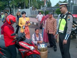 Pengguna Jalan Dapat Gratis Jamu Gendong Peringati Hari Kartini