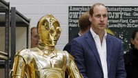 Pangeran William saat berfoto bersama C-3PO. Pool/Adrian Dennis/Getty Images/detikFoto.