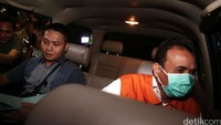 Edy menutupi wajahnya dengan masker dan tidak mengatakan sepatah kata apapun. Seperti diketahui, panitera sekretaris PN Jakpus Edy Nasution ditangkap oleh KPK dalam operasi tangkap tangan pada Rabu kemarin. Dia menerima duit dari seorang perantara bernama Doddy Aryanto Supeno.