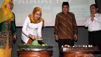 Ketua Fatayat NU Anggia Ermarini (dua dari kiri) memotong tumpeng dengan disaksikan Sekjen PBNU Helmy Faishal Zaini (dua dari kanan).