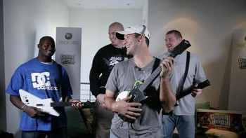 Pada tahun 2007, para pemain football Dallas Cowboys, bermain dengan Guitar Hero III yang terkoneksi dengan Xbox 360. Foto: GettyImages