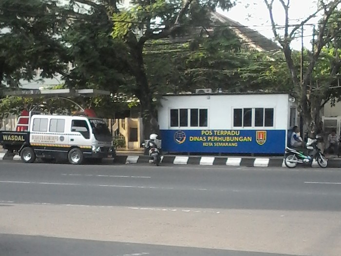 Penampakan dari Berbagai Sisi Pos Dishub Semarang yang Makan Trotoar
