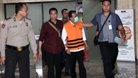 Edy keluar dari ruang pemeriksaan sekitar pukul 18.30 WIB.