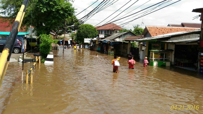 Banjir di Depan Pasar Buncit Masih Sekitar 1 Meter
