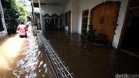 Ketinggian air mencapai setengah tembok rumah warga.